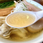 Aomori Chuu Ka Soba Oru Weizu - 早速スープ飲んでみると〜うわぁ清い塩にしっかり丁寧な煮干し感で素晴らしい⤴︎