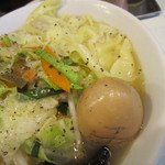 麺処 まるよし商店 - 燻玉には燻製時の網跡が…