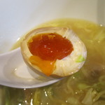 麺処 まるよし商店 - 燻玉\100　黄身はゼリー状で芯まであたたか～