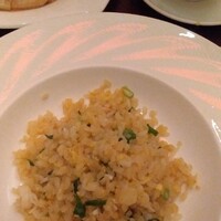 南園 - タラバ蟹入炒飯 2400円(の一部)