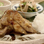 Jiyuugaoka Shuu - 日高四元豚の西京焼き
                      四元豚とは4種類の品種を掛け合わせ、それぞれの特色を重ねより良い品種をとした豚さんです。
                      お皿も熱くお肉を温かいうちにいただけました。
                      西京焼きにしたら豚は最強でしょ！
