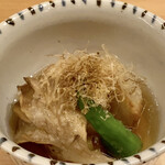 Jiyuugaoka Shuu - 里芋の生麩の煮物
                      これは美味しい！
                      里芋に舞茸を一度煮炊きしてから揚げたのでとてもホッコリとしてます。
                      味付けもお出汁が感じられしっかりとした味付け、この美味しさにニッコリします。