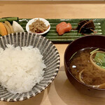 Jiyuugaoka Shuu - ご飯のお供には、蕪と胡瓜の糠漬け・野沢菜・沢庵・なめ茸・明太子・昆布の佃煮、これだけで何杯もお代わりできそうですが、一膳お代わりに留めました。
                      後はお麩の赤出汁です。
