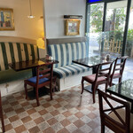 銀座みゆき館 - 座った席。明るくて良き。誰もいなくて個室感。ただし、このソファー背もたれに押されて座りにくい。しかもテーブルが近い。うーん。