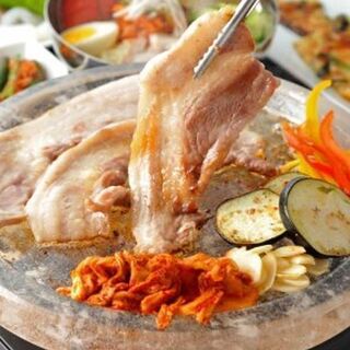 サムギョプサルなど、人気の韓国料理を豊富にラインナップ！