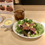 目黒バル ぴんちょJapanese pinchos bar Tokyo - ランチに付くサラダ、温コーンスープ、アイスティ