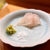 恵比寿 えんどう - 明石の鯛からスタート。程よい弾力に甘み・旨み・見た目の美しさも素敵。