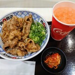 肉まる商店 - 令和3年9月
牛カルビ丼100g 500円
ミニッツメイドピンクレモネードS 110円→29日はワンドリンクサービスで無料