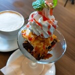 Cafe Lapine - ミニパフェは、ほんとにミニで、お腹の負担無しに食べれるサイズ(笑)(^^ゞチョコケーキ一切れの上にアイスとホイップ。
            