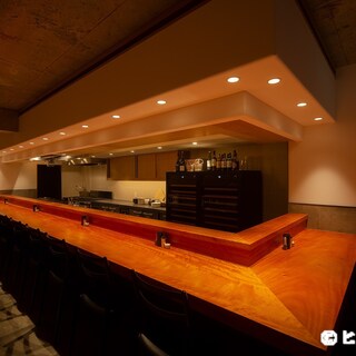 カウンター席一本の店内。本気を感じる臨場感味わえる最高の席