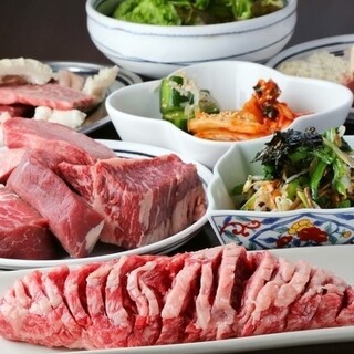 部位によってカット方法を変え、旨みを最大限に引き出したお肉