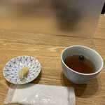 日本橋 天丼 金子半之助 - 黒豆茶とガリごぼう