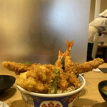 日本橋 天丼 金子半之助 - 横からの姿