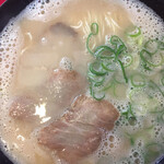 秀ちゃんラーメン - せっかくのチャーシューもスープ内に沈み