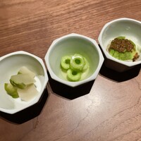 桃仙閣 東京 - 前菜の盛り合わせ：よだれ鶏、ハタのサラダ仕立て、クラゲの冷菜