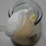 ラ・シェール・アンジュ LM - ナチュナルチーズが練りこまれたプリンに生クリームがのっています