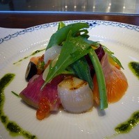 室 - 自家製スモークサーモンのサラダ