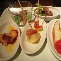 スペイン料理 La Cazuela 三ノ宮 ミント神戸店 - きまぐれタパスランチの前菜です。いろいろ少しずつ食べられてお得な感じ