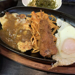 パセリ屋 - チキンチーズ焼きカレーソース、串カツ、目玉焼き