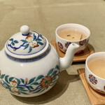 飄香 - 中国茶
えーとなんてマネージャー説明してくれたかな(⌒-⌒; )
忘れちゃったシラフなのに！
茶柱が立ってるのですよ、でも連れのお茶なのですけど。