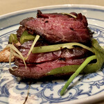 Piao-xiang Azabujuban Honten - 短角和牛 マコモ茸 焼き万願寺唐辛子
                        カイノミを味噌漬けにし乾かし、干し肉とステーキの中間を狙ったそんな料理です。
                        お肉の色味が見るからにじっくりと火を入れた証、噛みながら旨みをジンワリと楽しみます。