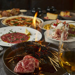 We offer appetizers and breads that go well with wine, as well as recommended straw-grilled Steak, starting from 440 yen.