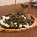 全席個室 居酒屋 あや鶏 - 種鶏のもも炭火焼
