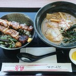 室蘭やきとり お食事処 くじら食堂 - 室蘭セット（ハーフカレーラーメン＋ミニ室蘭やきとり丼）