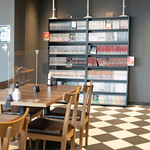 CAFE R9 - カフェ内に無料コミックレンタルコーナー設置