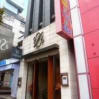 神楽坂 フレンチレストラン ラリアンス - パチンコ屋さんに挟まれて