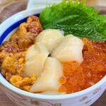レストハウスところ - ミックス丼(ホタテ・ウニ・イクラ)￥2,400　旨っ！