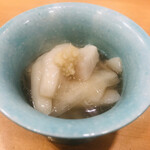 味享 - だつ（ずいき）の吉野葛の餡かけ。薬味は生姜。高ぶる胃が落ち着きを取り戻します