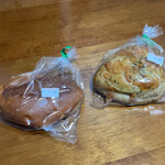 すずらんハウス - クリームパン (¥130)と柚子胡椒のつくねパン(¥200)