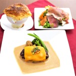 “A套餐”是丰盛的晚餐，包括手工汉堡牛排、馅饼汤和配料丰富的沙拉。