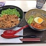 焼肉丼 炙り一番 - 焼肉丼と盛岡冷麵のハーフ