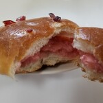 茜パン工房　カフェスカーレット - あまおういちごパン。