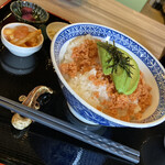 Ohiru Gohan No Omise Rifu - アボガドと鮭フレーク丼