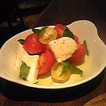 オステリア イノウエ - モツァレラとトマトのサラダ