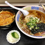中華料理ひろし - 半天津丼とラーメン（セットメニュー）