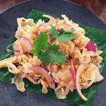 シュエターニ - 白きくらげのサラダ：　サクサクプリプッリのキクラゲに砕いたピーナツのザクザク感がアクセント。魚発酵出汁がベースのサラサラピーナッツソース。唐辛子の辛さがナチュラルハイに誘います。¥600