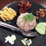 シュエターニ - エビ味噌チャーハン：　絶妙な塩かげんのもっちりした米も美味しいチャーハン、エビ味噌の強過ぎない上品な旨味と香り。カリカリの豚ばらと、薄焼き卵、炒って香りを出した干しエビ、レモン、きゅうり、スライスにんにく。それぞれを好きな分量で混ぜながらいただきます。¥900