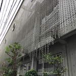 シュエターニ - なかなか攻めてる外装の「点字図書館」店の並びにあります。