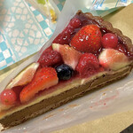 キル フェ ボン グランメゾン銀座 - イチジクと赤いフルーツのチョコレートタルト