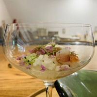 山地陽介 - ① A：熊本 車海老/千葉市川 梨
                      　★ 魚介のカクテルサラダ：生姜風味の梨の摺流し、車海老、雲丹、胡瓜、梨、伊勢海老風味のコンソメジュレ、生姜風味のクリーム