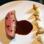 ラ・ボンヌターブル - 2021.9 シャラン鴨の藁焼き、赤ワインソース、洋梨、里芋、ローズマリー、スパイス