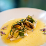 ラ・ボンヌターブル - 2021.9 真鯛のエスカロップ、ムール貝のマリニエール、花びら茸、海藻、ハーブ、酢橘