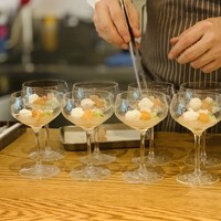 山地陽介 - 前菜盛付け中