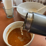四代目麺処 ゆうじ - 割スープを注ぐ