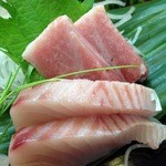 よし寿し - 2012.11　手前はサワラ。奥は大間の大トロ♪