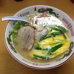 江ちゃんラーメン。ニラ玉と自家製のコチュジャンがレンゲに入ってる。